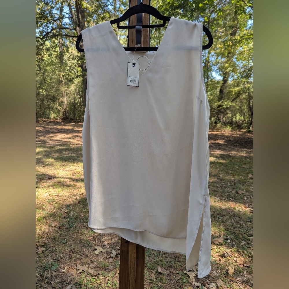🌟NWT Dana Buchman Circle Key Hole Top